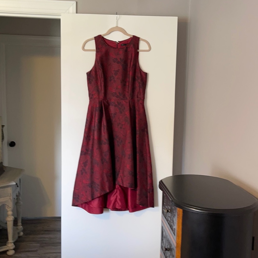 Gorgeous sleeveless dress. Great for all occasions.